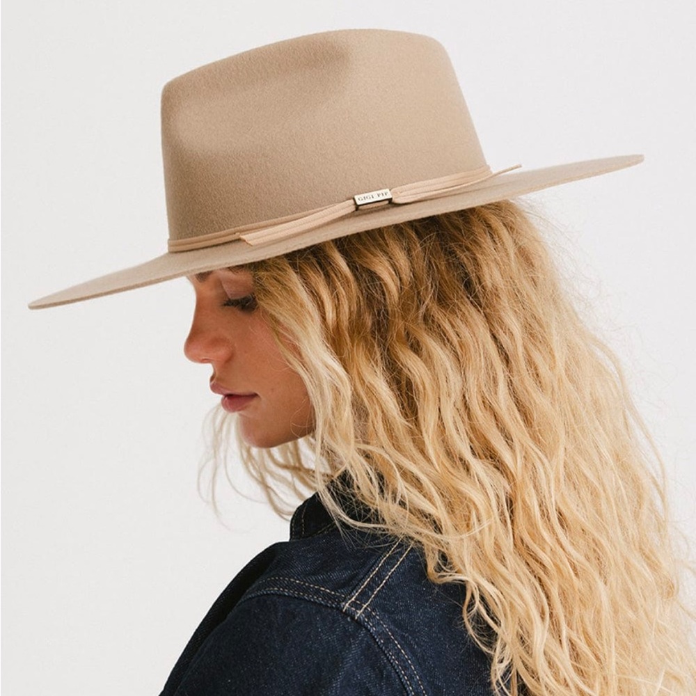 Gigi Pip “Emery Teardrop Fedora” Neutral Tan Women’s Hat. Size S/M 57cm